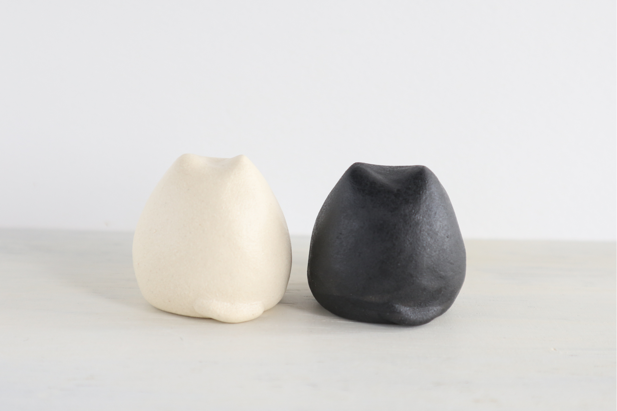 陶器の小さな猫の置物たち（白/黒）